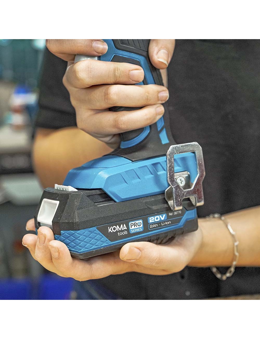 Kit taladro percutor/atornillador 20 v con 2 baterias 2.0a y cargador 22,5 x 20,3 cm pro series