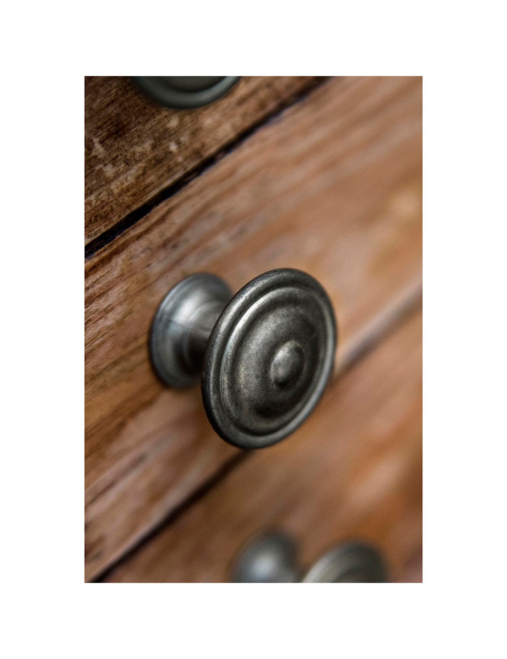 Blister con 4 pomos redondos para mueble fabricado en zamak acabado plata vieja mod. 3110 ø35mm rei