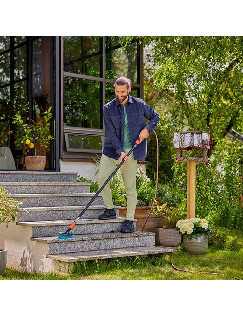 Cepillo de cerdas duras triangular flex cleansystem para limpieza de superficies duras y rincones 18814-20 gardena