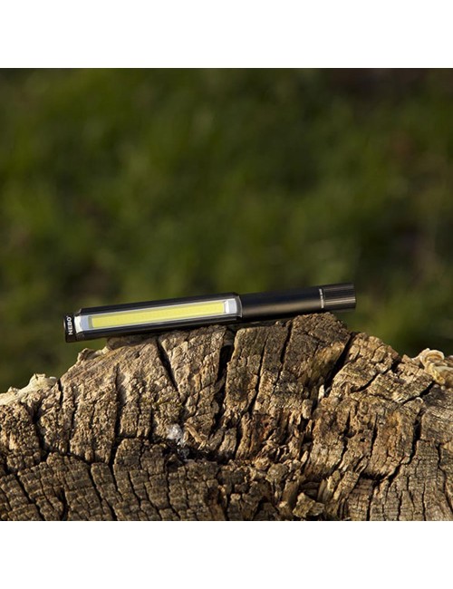 Linterna lil larry. base magnética clip. por la compra de 18 unidades un expositor de regalo