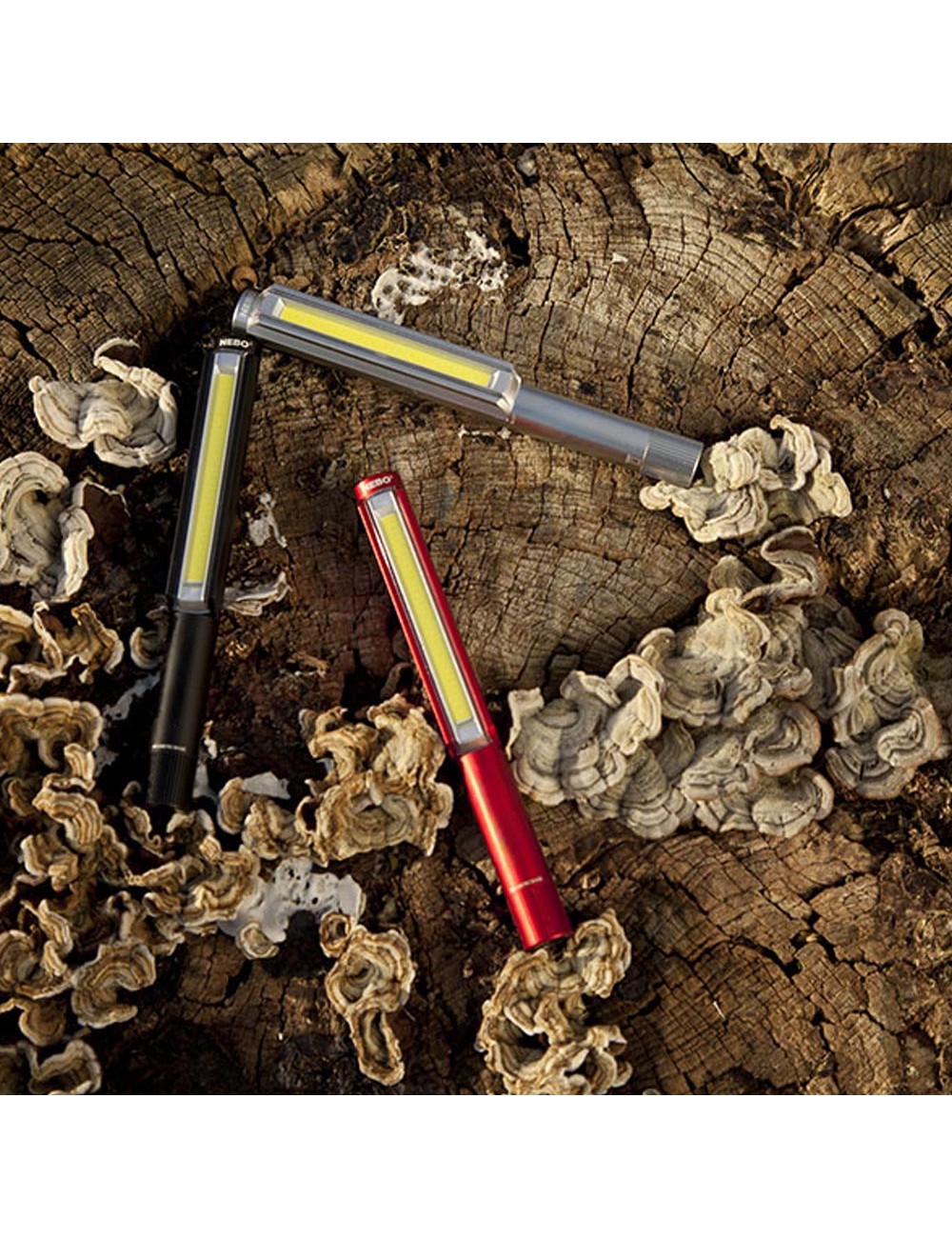 Linterna lil larry. base magnética clip. por la compra de 18 unidades un expositor de regalo