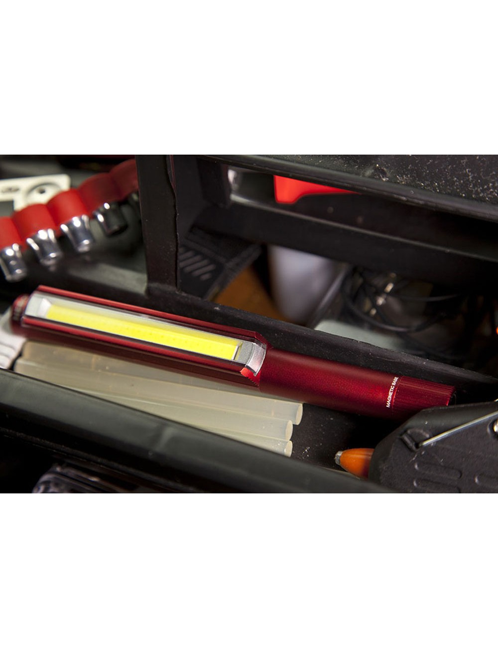 Linterna lil larry. base magnética clip. por la compra de 18 unidades un expositor de regalo