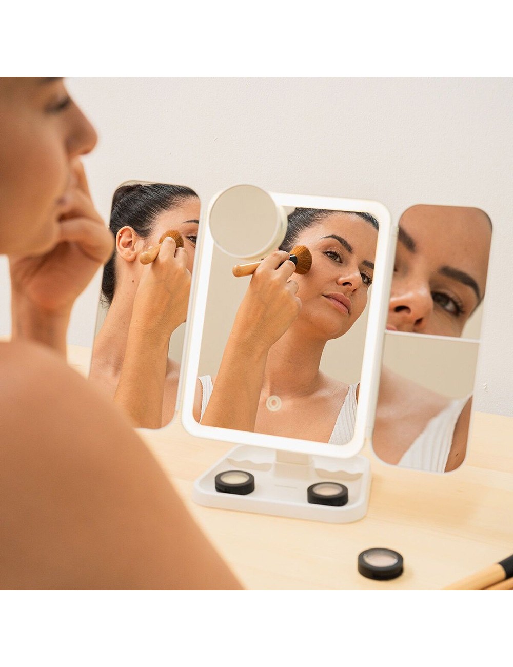 Espejo tríptico plegable de sobremesa con aumento y luz led recargable